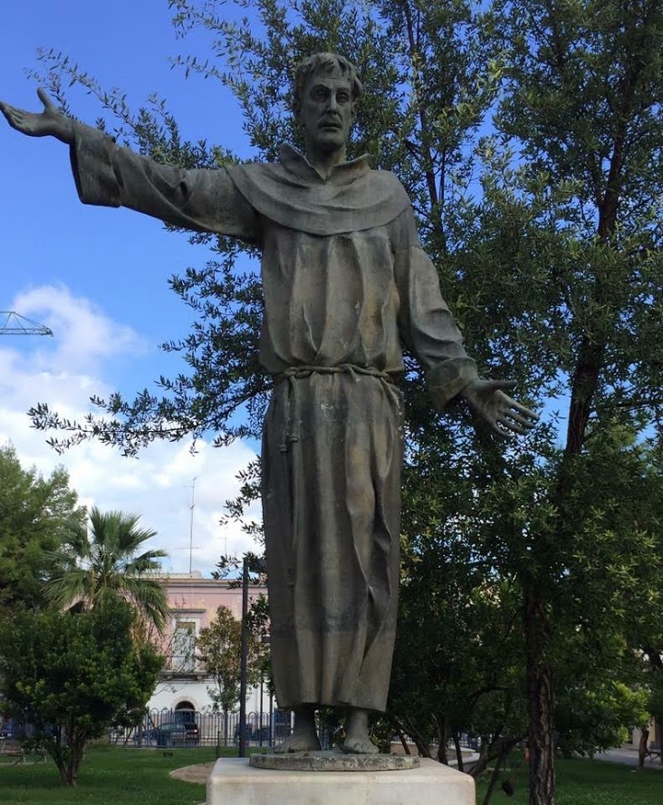 statua san francesco in piazza santa maria vetere