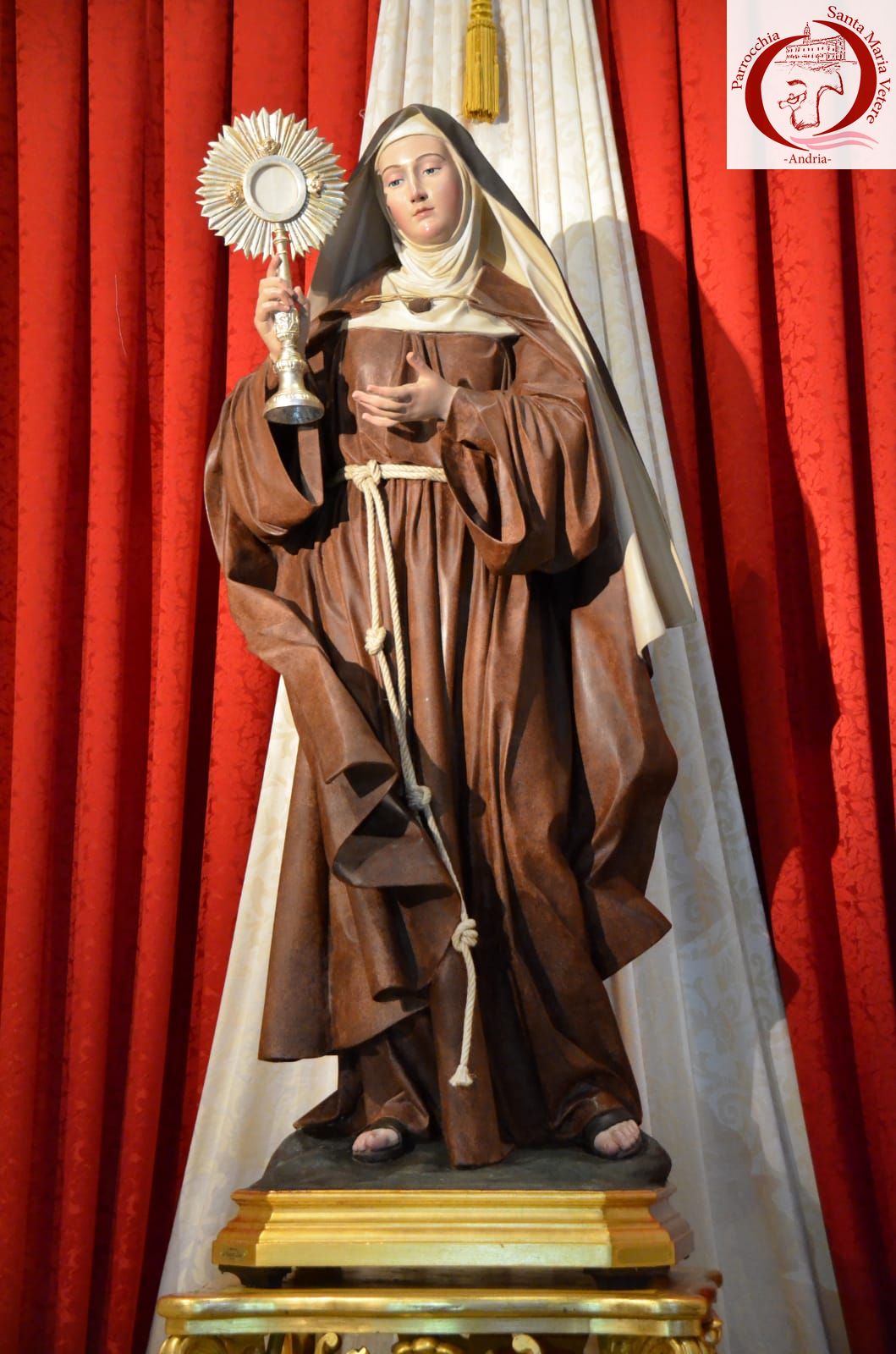 Statua di Santa Chiara